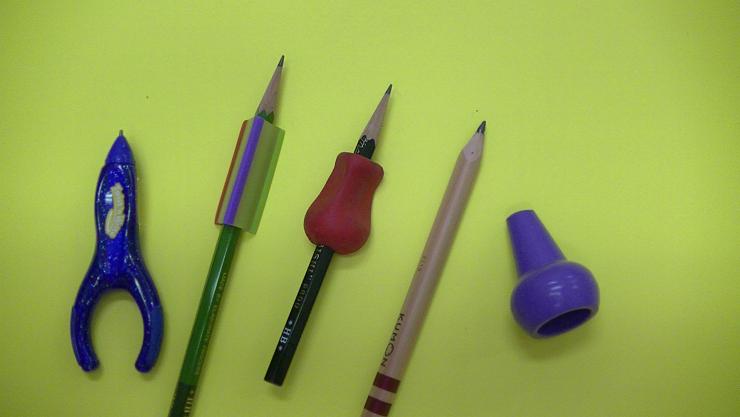 鉛筆ホルダーや持ちやすい筆記具の画像