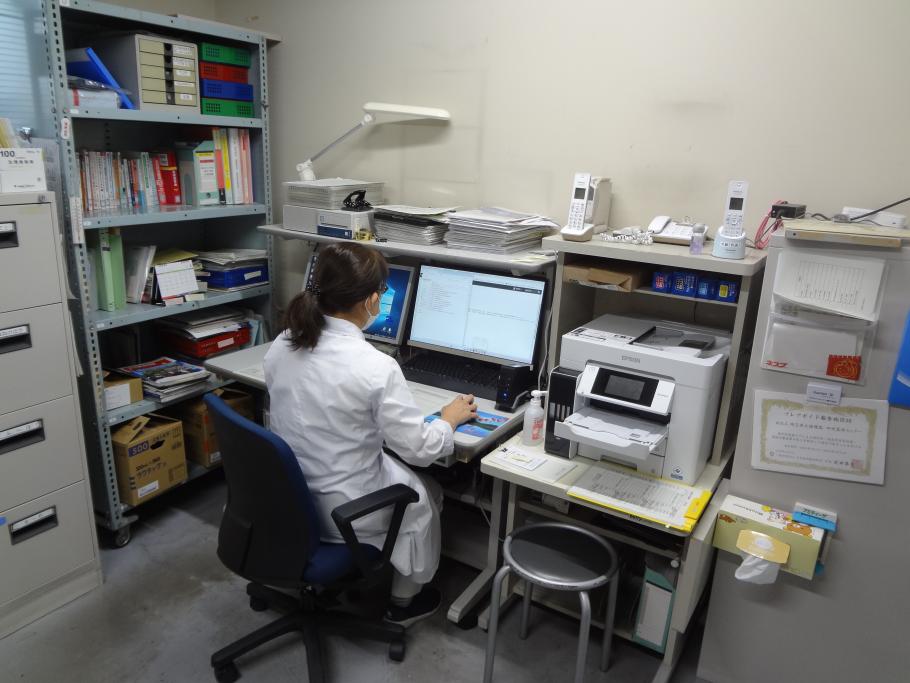 医薬品情報室風景